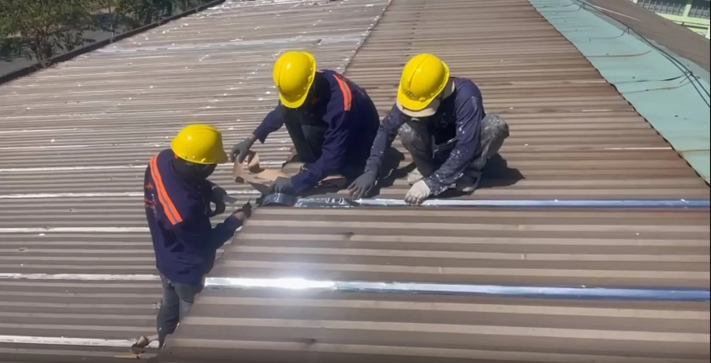 Thi công chống dột mái tôn nhà xưởng bằng màng Butyl