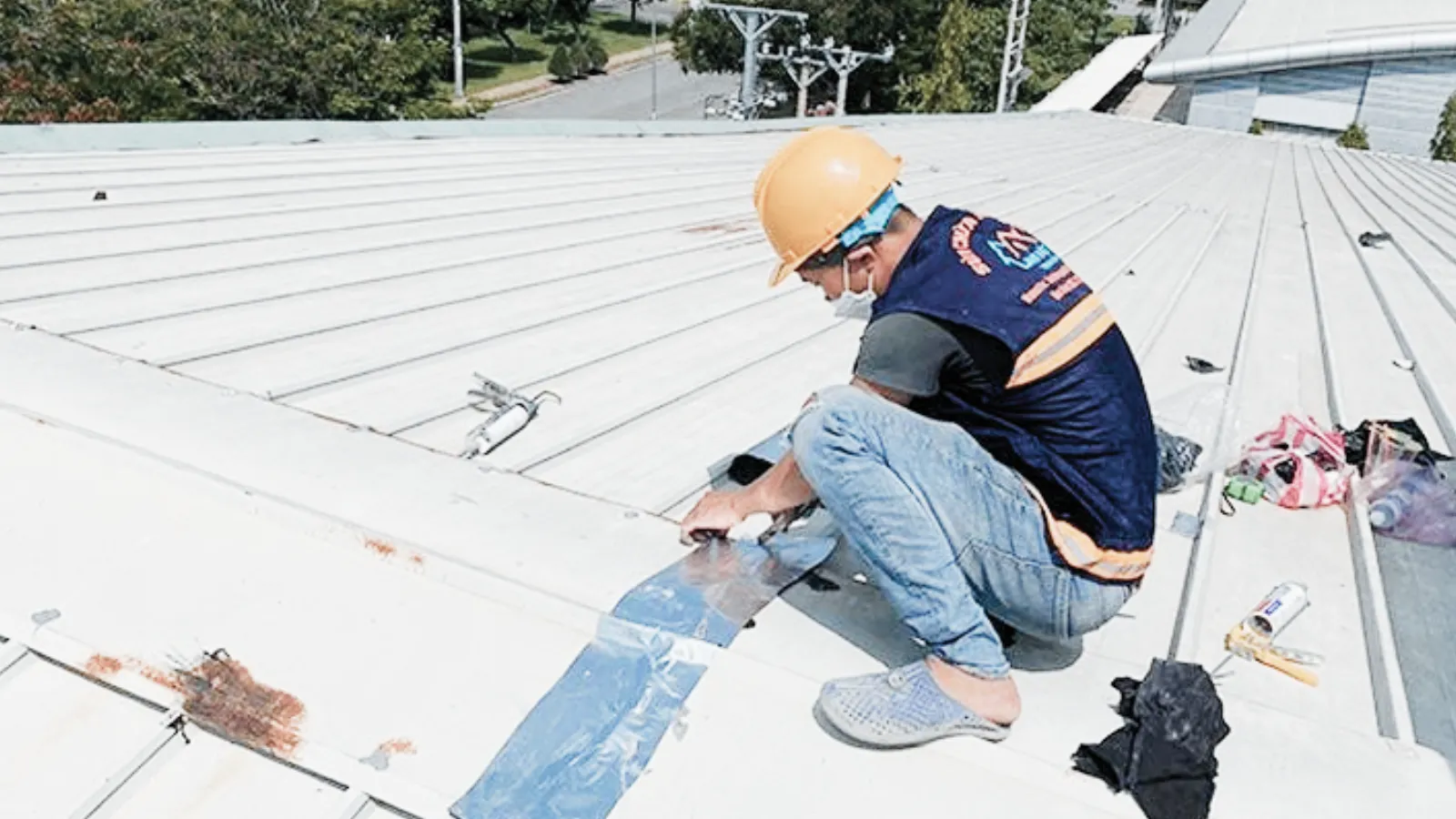 Dán băng keo chống dột mái tôn bằng màng chống thấm